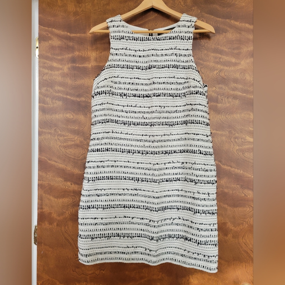 Sleeveless White and black shift dress Size 8